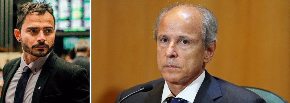 Jornalista George Marques critica a mudança de depoimento do empresário Otávio Azevedo, da Andrade Gutierrez, que afirmou agora que o cheque nominal de R$ 1 milhão para a campanha de Michel Temer foi uma doação legal, e não propina para à chapa Dilma-Temer, como disse no primeiro depoimento; "depoimento no TSE aconteceu a portas fechadas, (sem a presença da imprensa), apenas com os advogados, o acusado e o juiz do caso na Corte, Herman Benjamin", lembra ele; "Curioso observar: a primeira versão pode complicar o processo no TSE que pode derrubar Michel Temer da Presidência e levar o país a uma provável eleição indireta em 2017. E agora, em quem confiar?"