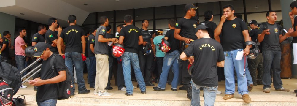 O presidente do Sindicato dos Servidores do Sistema Penal, Gutembergue de Oliveira, disse nesta quinta-feira (19) que ainda não foi notificado da decisão do presidente do TJ-RJ, Luiz Fernando Carvalho; o sindicato cobra o recebimento de horas extras do segundo semestre de 2016, do décimo terceiro salário de 2016 e de prêmios pelo cumprimento de meta. Os salários de dezembro foram pagos ontem para servidores ativos e inativos da segurança pública