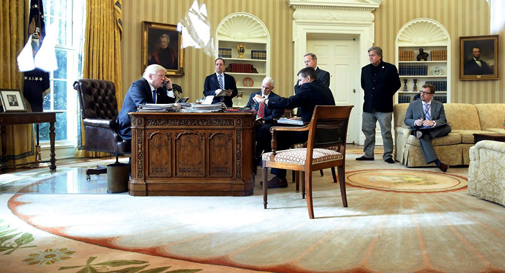 Presidente russo, Vladimir Putin, e o presidente dos EUA, Donald Trump, discutiram neste sábado, 28, a necessidade de melhorar a cooperação bilateral para combater o Daesh (Estado Islâmico) e outros grupos terroristas na Síria; "Os presidentes ressaltaram a prioridade de unir esforços contra a principal ameaça — o terrorismo internacional. O presidente falou em melhorar a coordenação real da Rússia e as atividades dos EUA destinadas a derrotar o Daesh e outros grupos terroristas na Síria", diz comunicado do Kremlin; os dois devem conversar novamente para discutir possíveis datas e lugares para uma reunião pessoal