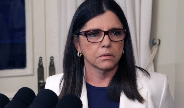 A ex-governadora Roseana Sarney (PMDB) responsabilizou dois ex-procuradores gerais do Estado pelas irregularidades fiscais concedidas a mais de 190 empresas; ela afirmou que tomava as decisões e assinava os processos sempre seguindo as orientações; Roseana foi denunciada pelo Ministério Público por ato de improbidade administrativa; caso seja condenada, a ex-governadora poderá ter que devolver mais R$ 158 milhões como forma de ressarcimento integral dos danos e a suspensão dos direitos políticos por 8 anos