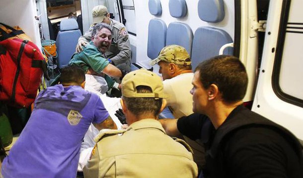 O juiz eleitoral Glaucenir Silva de Oliveira, de Campos, determinou que uma equipe de peritos do Grupo de Apoio Técnico Especializado (Gate) do Ministério Público do Rio fosse ao hospital Quinta D'Or avaliar o estado de saúde de Anthony Garotinho (PR); o magistrado acusou o médico de Garotinho, Marcial Uribe, de ser excluído dos quadros do Ministério da Saúde por cometer ato de improbidade administrativa; afirmou ainda que Uribe teria conseguido cargo de médico do Estado por indicação política, sem concurso público, "ao tempo do governo Garotinho"; o ex-governador se recusou a ser examinado pelos médicos do MP-RJ