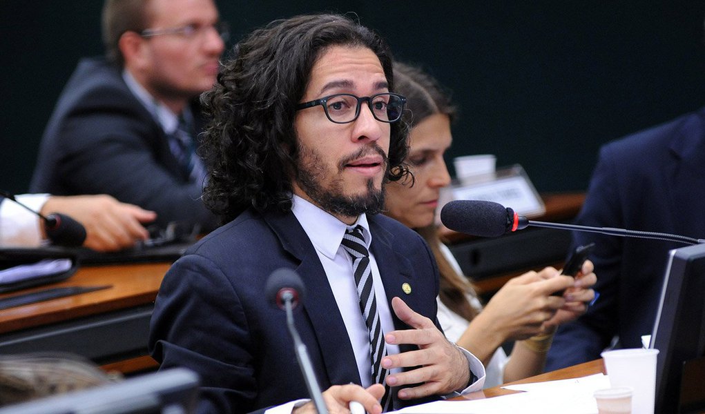 A fim de contrapor "um projeto que quer acabar com os tipos de escolas que sejam um espaço para todas as diversidades de pensamento", o deputado Jean Wyllys (PSOL-RJ) apresenta o projeto "Escola Livre", que conforme sua definição, "pretende garantir a liberdade de pensamento e o acesso a todos os saberes respeitando a diversidade cultural do nosso país"; veja sua explicação no vídeo