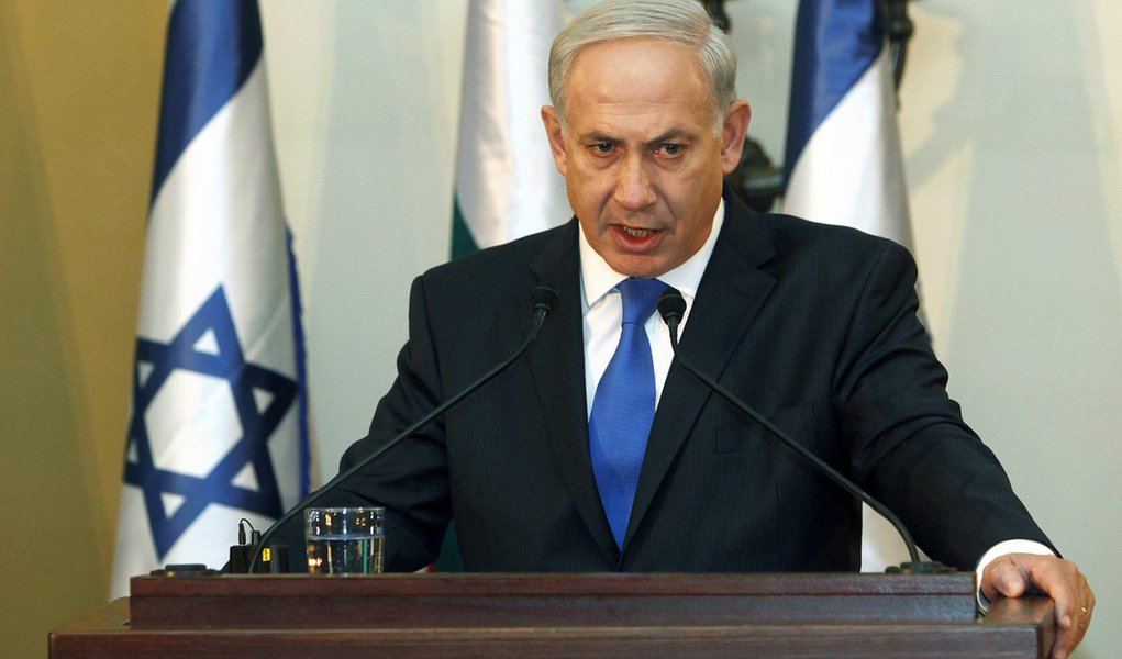 O primeiro-ministro de Israel, Benjamin Netanyahu, reafirmou o interesse de ver a embaixada dos EUA transferida de Tel Aviv a Jerusalém; Trump prometeu reconhecer Jerusalém como capital de Israel, que considera a cidade em sua totalidade, incluindo a parte leste anexada em 1967, como sua capital indivisível, enquanto a Palestina reivindica a parte oriental; "Jerusalém é a capital de Israel e seria bom que a embaixada americana não fosse a única a instalar-se e que todas as embaixadas fizessem o mesmo. Acredito que, com o tempo, a maioria das embaixadas ficará aqui em Jerusalém", disse Netanyahu, que também já se manifestou favorável à construção do muro na fronteira dos EUA com o México