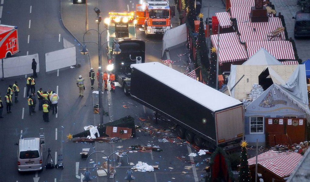 Estado Islâmico reivindicou a responsabilidade por um ataque no qual um caminhão invadiu uma feira de Natal em Berlim e matou 12 pessoas; "O executor da operação... em Berlim é um soldado do Estado Islâmico e ele executou a operação em resposta aos apelos para alvejar cidadãos de países da coalizão", disse a agência de notícias Amaq, ligada ao grupo militante, nesta terça-feira