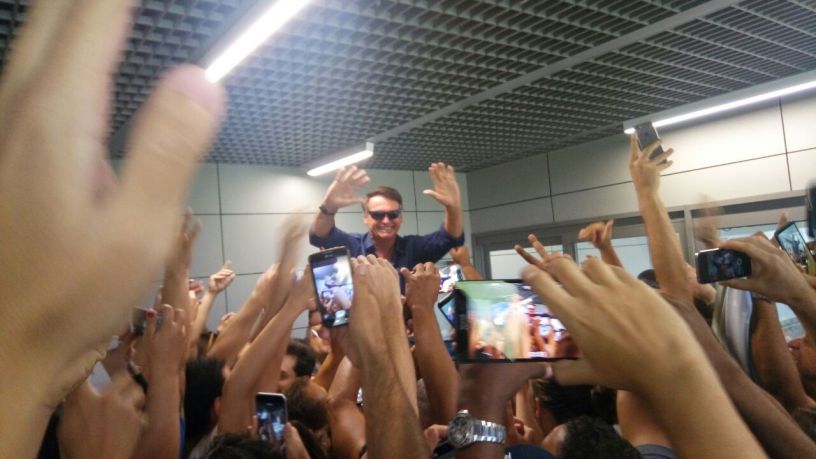 Já seria inusitado ver um parlamentar carregado nos braços do povo em tempos de tamanha negação do político, mas o episódio torna-se estarrecedor por se tratar do principal representante de um movimento conservador que se alastra pelo país, com um discurso retrógrado, de intolerância e preconceito contra pobres, mulheres, homossexuais, movimentos sociais e direitos humanos