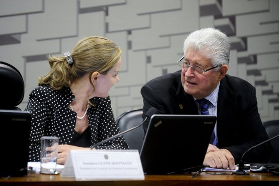 Liderados por Roberto Requião (PMDB-PR) e Gleisi Hoffmann (PT-PR), parlamentares da oposição no Senado pretendem elaborar, até quarta-feira, um substitutivo ao texto do relator, Eunício Oliveira (PMDB-CE), de forma a incluir itens que acolham trechos já abordados em emendas apresentadas e tornar as medidas menos danosas ao país; para Requião, a proposta representa o "abandono de décadas de construção do Estado social"; Gleisi defende que seria muito mais correto para o Executivo buscar recursos na criação do imposto sobre grandes fortunas e na volta da cobrança de tributos sobre os lucros e dividendos distribuídos aos donos das empresas, "em vez de estrangular os investimentos em saúde e educação"