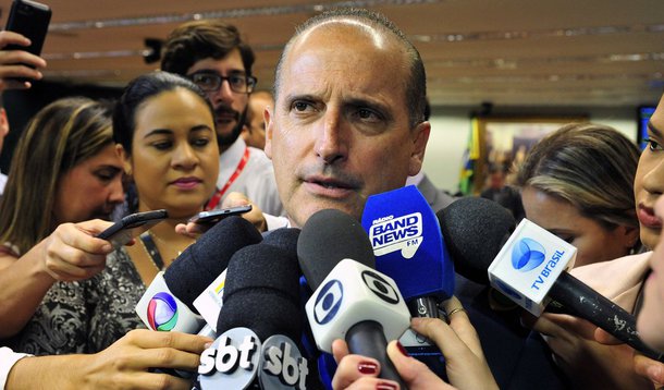 Tentando não atrair muita atenção, um grupo de deputados se articula para aprovar uma ampla e explícita anistia para os alvos da Lava Jato dentro do pacote de medidas anticorrupção, que deve ser votado nesta terça; manobra, levada para frente por integrantes de praticamente todas as legendas, é de aprovar o pacote no plenário —passo seguinte após a análise na comissão especial—de forma "simbólica", ou seja, sem votação nominal, o que não permitirá saber como cada deputado vota; objetivo é evitar desgaste de ter o nome associado à anistia de uma operação popular entre os brasileiros; para não perder a oportunidade, deputados querem aproveitar para também garantir uma anistia também para o caixa dois eleitoral