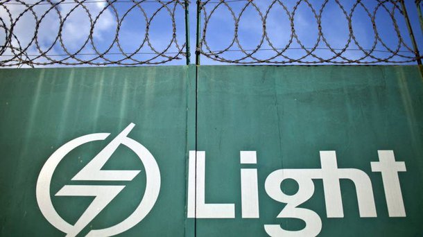 Controlada pela mineira Cemig, a distribuidora de energia elétrica Light, que atende a região metropolitana do Rio de Janeiro, tem apresentado números cada vez piores, o que aumenta os riscos de a empresa não conseguir cumprir seus planos de investimento e obrigações financeiras, afirma um relatório de fiscalização da Agência Nacional de Energia Elétrica (Aneel) visto pela Reuters; dívida bruta da Light atingiu no final de setembro R$ 6,8 bilhões de reais, alta de 0,4% ante o fechamento do trimestre anterior; já a relação entre a dívida líquida e a geração de caixa (Ebitda) da companhia fechou o último trimestre em 3,85 vezes
 
 