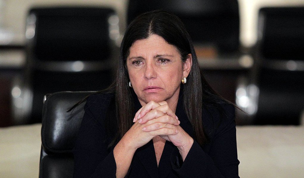 Ministério Público do Maranhão protocolou denúncia contra a ex-governadora Roseana Sarney (PMDB) e outros dez ex-auxiliares por desvios superiores a R$ 410 milhões nos cofres públicos; segundo o MP, um esquema fraudulento na Secretaria da Fazenda realizava isenções fiscais a empresas; “Para consolidar a sangria dos cofres públicos sem gerar qualquer suspeita, os secretários da Fazenda deixaram de aprimorar o sistema de tecnologia da informação da Sefaz, permitindo aos membros da organização criminosa reativar frequentemente parcelamento de débitos de empresas que nunca pagavam as parcelas devidas", diz o MP; Roseana nega envolvimento