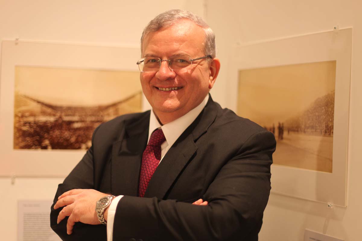 A informação de que o embaixador da Grécia no Brasil, Kyriakos Amiridis, teria sido morto em um crime planejado por sua mulher teve grande repercussão na imprensa internacional; vários jornais relataram detalhes do assassinato, cometido na Baixada Fluminense por um policial militar, amante da esposa do diplomata; o assunto ganhou destaque na rede de televisão norte-americana CNN; o canal conta que o policial Sérgio Gomes Moreira alegou ter matado o embaixador em legítima defesa, antes de ter pedido para seu primo, Eduardo Moreira de Melo, ajudá-lo a esconder o corpo do diplomata