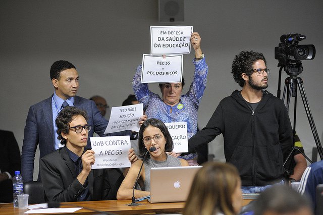 Todo esse esforço dos senadores da oposição e de setores da sociedade reflete a crescente convicção de que o governo de Michel Temer não só carece de legitimidade como também não tem moral suficiente para tentar impor aos brasileiros um plano de austeridade que irá impactar a vida das pessoas por tanto tempo. O recente escândalo envolvendo o ministro da Secretaria de Governo da Presidência, Geddel Vieira Lima, que teria pressionado colega a liberar empreendimento imobiliário por interesse pessoal, é apenas mais um exemplo de um governo enfraquecido e desmoralizado