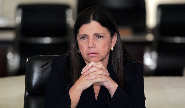 Ministério Público do Maranhão protocolou denúncia contra a ex-governadora Roseana Sarney (PMDB) e outros dez ex-auxiliares por desvios superiores a R$ 410 milhões nos cofres públicos; segundo o MP, um esquema fraudulento na Secretaria da Fazenda realizava isenções fiscais a empresas; “Para consolidar a sangria dos cofres públicos sem gerar qualquer suspeita, os secretários da Fazenda deixaram de aprimorar o sistema de tecnologia da informação da Sefaz, permitindo aos membros da organização criminosa reativar frequentemente parcelamento de débitos de empresas que nunca pagavam as parcelas devidas", diz o MP; Roseana nega envolvimento (Foto: Aquiles Lins) Ministério Público do Maranhão protocolou denúncia contra a ex-governadora Roseana Sarney (PMDB) e outros dez ex-auxiliares por desvios superiores a R$ 410 milhões nos cofres públicos; segundo o MP, um esquema fraudulento na Secretaria da Fazenda realizava isenções fiscais a empresas; “Para consolidar a sangria dos cofres públicos sem gerar qualquer suspeita, os secretários da Fazenda deixaram de aprimorar o sistema de tecnologia da informação da Sefaz, permitindo aos membros da organização criminosa reativar frequentemente parcelamento de débitos de empresas que nunca pagavam as parcelas devidas", diz o MP; Roseana nega envolvimento
