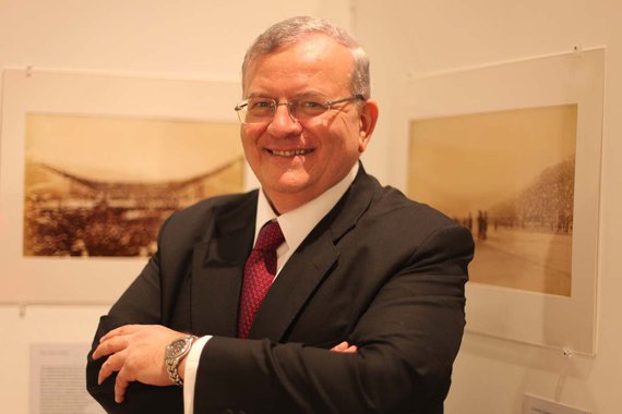 A informação de que o embaixador da Grécia no Brasil, Kyriakos Amiridis, teria sido morto em um crime planejado por sua mulher teve grande repercussão na imprensa internacional; vários jornais relataram detalhes do assassinato, cometido na Baixada Fluminense por um policial militar, amante da esposa do diplomata; o assunto ganhou destaque na rede de televisão norte-americana CNN; o canal conta que o policial Sérgio Gomes Moreira alegou ter matado o embaixador em legítima defesa, antes de ter pedido para seu primo, Eduardo Moreira de Melo, ajudá-lo a esconder o corpo do diplomata