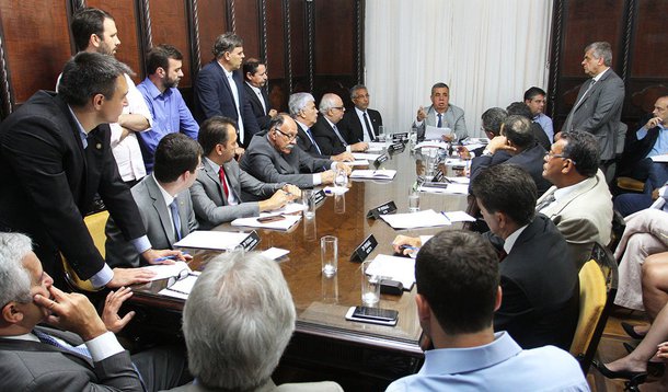 Presidente da Assembleia Legislativa do Rio de Janeiro, deputado Jorge Picciani (PMDB), anunciou oito projetos que cortam regalias dos parlamentares; cinco deles já têm efeito imediato, com a economia de R$ 5,6 milhões por ano, relacionados a selos e combustíveis; os demais precisam ser submetidas ao plenário e podem representar uma economia anual de R$ 26,05 milhões; "Nós temos que fazer cortes. É inevitável", defendeu Picciani