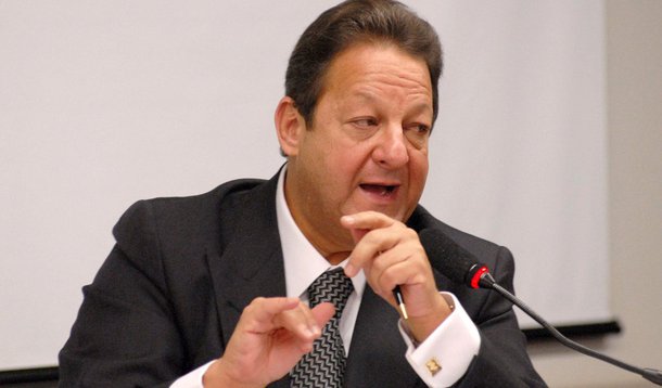 O desembargador Luiz Zveiter, que já presidiu o Tribunal de Justiça do Rio de Janeiro, foi hostilizado, nos protestos deste domingo, e chamado de "bandido"; "Luiz Zveiter, pode esperar, a sua hora vai chegar", gritava a multidão, que cercou seu apartamento em Niterói; vídeo