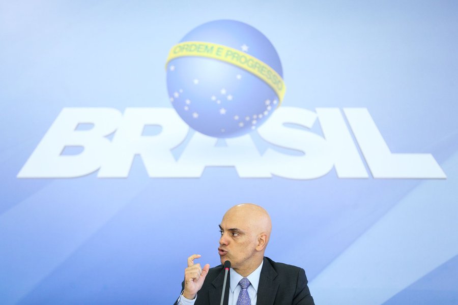 "Se não cair em dias, levará à ruína outros. E ainda assim cairá. É um desastre e um deslumbrado com o poder que sequer tem. Um parvo", prevê o jornalista, em texto publicado em seu Facebook