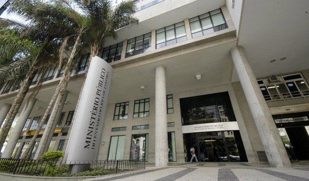 A Justiça do município do Rio determinou que o Banco do Brasil deixe de aplicar ao estado do Rio de Janeiro as sanções previstas na Lei Complementar Federal 151/2015 pela não recomposição do fundo de reserva; o objetivo da liminar concedida pela juíza é permitir a continuidade do repasse das parcelas de novos depósitos ao governo fluminense; a liminar estabelece, entretanto, que a parcela de 70% que cabe ao estado deve ser utilizada primeiramente para a recomposição do fundo de reserva, com a transferência de R$ 22,6 mil ao Banco do Brasil