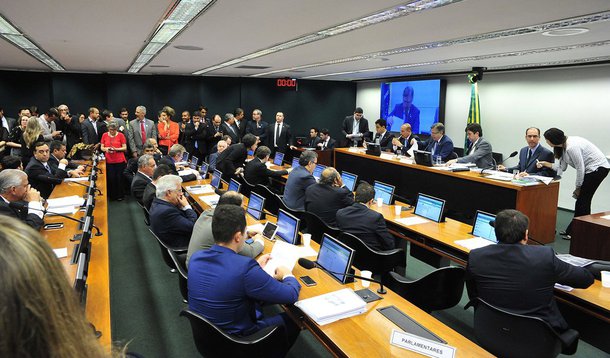 Presidente da comissão especial da Câmara que analisa o projeto de Lei com as dez medidas de combate à corrupção, Joaquim Passarinho (PSD-PA), suspendeu por uma hora a sessão destinada a discutir e votar o relatório apresentado pelo deputado Onyx Lorenzoni (DEM-RS); Passarinho atendeu a um pedido de Lorenzoni, que disse ter recebido de última hora contribuições de diversas bancadas a pontos do texto que têm sido alvo de impasses, principalmente o que prevê a criminalização da prática de caixa 2