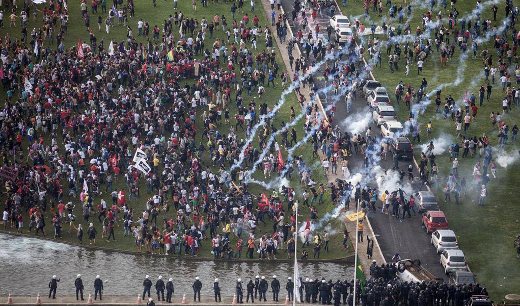 Estudantes e integrantes de movimentos sociais protestam nesta terça-feira, 19, na Esplanada dos Ministérios, contra a aprovação da PEC 55, que deve ser votada nesta noite no Senado; ao chegar ao gramado do Congresso, houve tumulto e confronto entre os manifestantes e a polícia, que utilizou bombas de efeito moral e de gás lacrimogêneo para dispensar a multidão; policiais legislativos fizeram um cordão de isolamento em frente ao espelho d'água para evitar que os grupos avançassem em direção às entradas da Câmara e do Senado