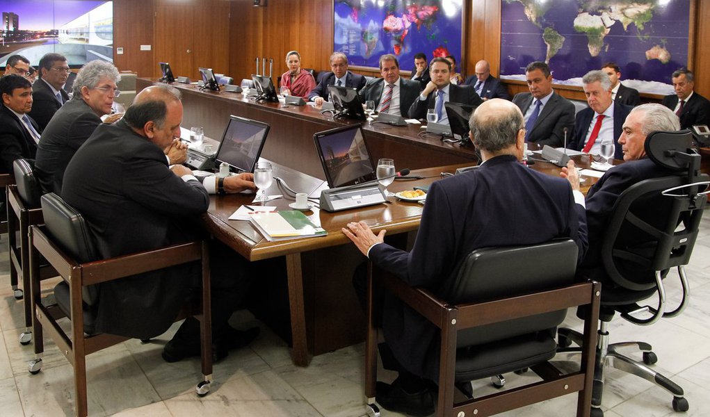 Governo federal recebeu o compromisso de governadores com medidas de ajuste fiscal dos Estados, mas condicionou a divisão dos recursos decorrentes da lei de repatriação ao recebimento de uma carta assinada pelos governadores, informou a Presidência da República.; governo informou que, após reunião com Michel Temer e o ministro da Fazenda, Henrique Meirelles, os governadores prometeram enviar medidas de ajustes fiscais para as Assembleias Legislativas; recursos provenientes da multa do programa de regularização de ativos de brasileiros no exterior só serão divididos depois que uma carta com os pontos do pacto for assinada pelos governadores