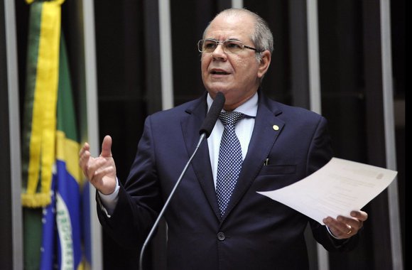 O deputado Hildo Rocha (PMDB-MA) apresentou Projeto de Lei que altera a Minirreforma Eleitoral aprovada no ano passado; pela proposta, o teto de gastos de campanha passará a ser, para eleições a cargos do Poder Executivo, a média dos gastos declarados na eleição imediatamente anterior, para cada cargo específico; para os cargos do Legislativo o projeto propõe que o limite de gastos seja fixado tendo como parâmetro a média dos gastos dos candidatos eleitos para o cargo na eleição anterior