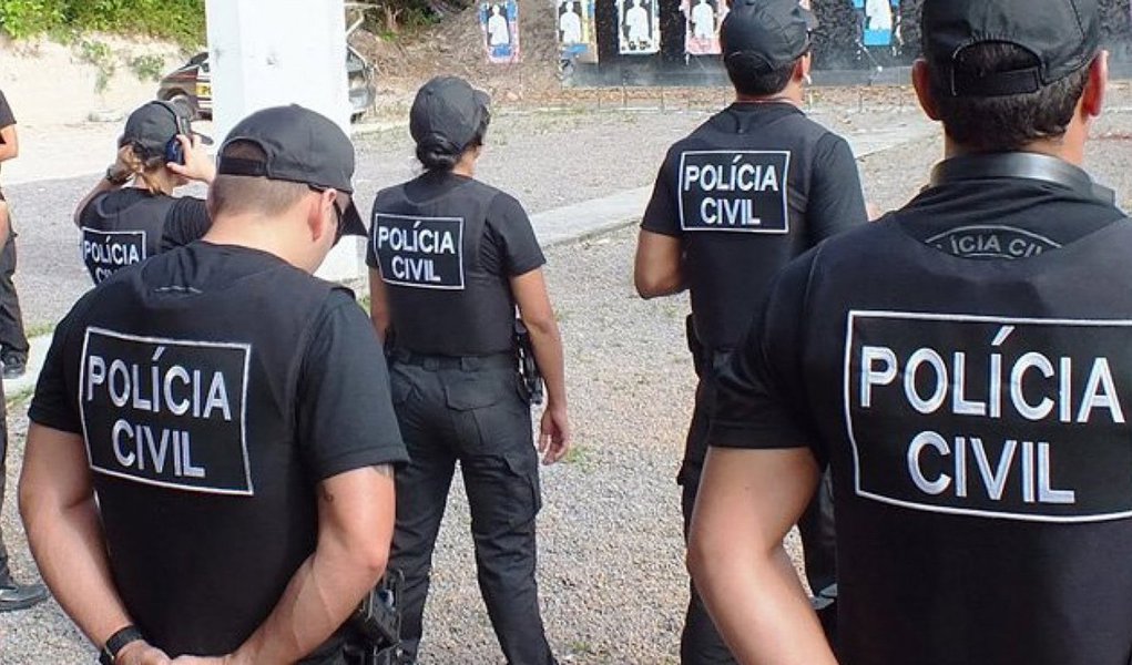 As unidades estão atendendo apenas os serviços básicos, como flagrantes de homicídio e de entorpecentes, além da liberação de guias para mortos; o movimento dos agentes é contra a aprovação de projetos do governo que estão em votação na Assembleia Legislativa do Rio, que alteram a previdência dos servidores e adiam o pagamento de reajustes