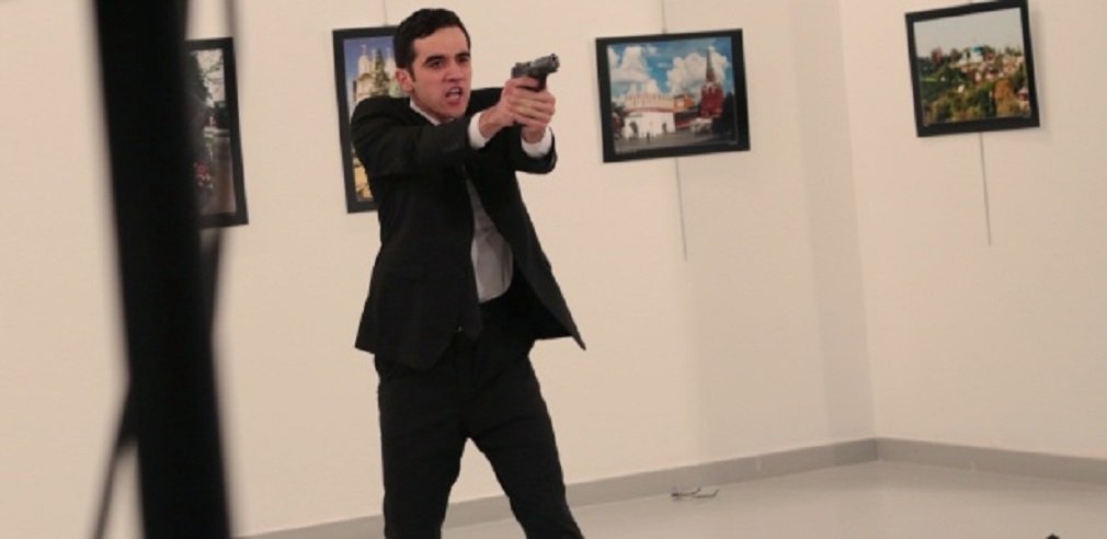 O grupo terrorista Frente Fatah al-Sham (anteriormente conhecido como Frente al-Nusra) divulgou um documento na Internet em que reivindica assassinato do embaixador russo na Turquia, Andrei Karlov; ataque contra Karlov foi realizado na segunda-feira (19) em Ancara durante a inauguração de uma exposição fotográfica; criminoso atirou várias vezes contra as costas do diplomata, as feridas se revelaram mortais