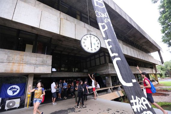 Ministério Público Federal (MPF) vai recorrer da decisão da Justiça Federal que determinou a desocupação das instalações da Universidade de Brasília (UnB); de acordo com os procuradores, a discussão sobre a legalidade da ocupação envolve uma questão complexa sobre o "direito de manifestação do pensamento por meio de atos de ocupação"; juiz federal Itagiba Catta Pretta, da 4ª Vara Federal no Distrito Federal, determinou a desocupação de 15 áreas que estão ocupadas por estudantes contrários à Proposta de Emenda à Constituição (PEC) 55, que congela os gastos públicos pelos próximos 20 anos