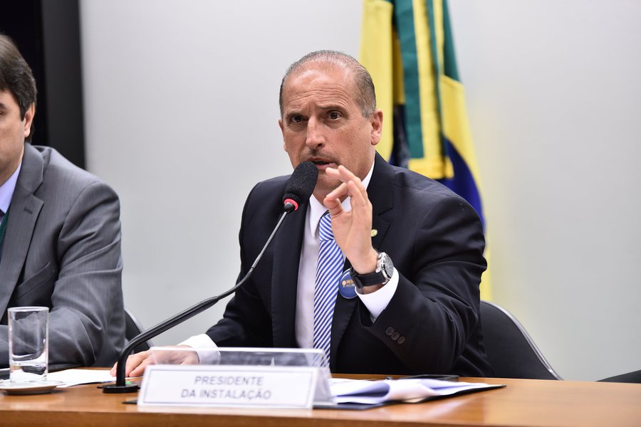 Deputado Onyx Lorenzoni (DEM-RS) retirou do projeto de lei sobre as medidas contra corrupção a possibilidade de juízes, procuradores e promotores serem denunciados por crime de responsabilidade; anúncio foi feito nesta segunda-feira, 14, após uma reunião com procuradores da República; "Não queremos misturar um projeto sério, que busca fechar as brechas por onde escapam corruptos e corruptores, com iniciativas que possam ser usadas para cercear a ação de investigadores", comentou o relator