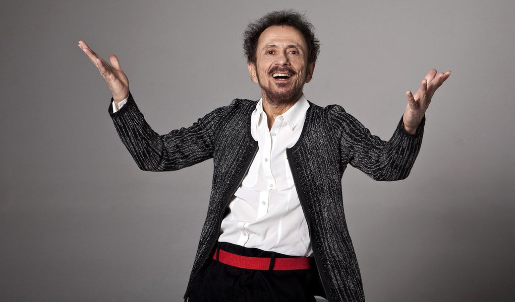 Cantor e compositor baiano Tom Zé divulgou na noite desta sexta-feira, 27, a música "Queremos as delações", no momento em que o Supremo Tribunal Federal conclui os últimos procedimentos para homologar as delações de 77 executivos e ex-executivos da Odebrecht; "Pessoal, esta canção fiz com Paulo Lepetit pra gente torcer pela publicação das delações, que há quem esteja interessado em esconder", afirmou Tom Zé em sua página oficial no Facebook; ouça