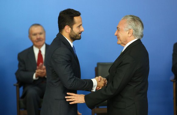 O ex-ministro da Cultura, Marcelo Calero, disse ter narrado ao presidente Michel Temer (PMDB) no último dia 17 a pressão que sofria do ministro Geddel Vieira Lima para praticar um ato de corrupção; "Ele falou: 'Mas o presidente sou eu, não o Geddel'. Só que eu percebi que a pressão ia continuar, então preferi sair. Já inventaram várias versões, culparam até a Vaquejada (pela saída do Ministério), mas saio de cabeça erguida porque sei exatamente o que aconteceu", afirmou; Temer, que ainda não demitiu Geddel, deve ser processado por prevaricação