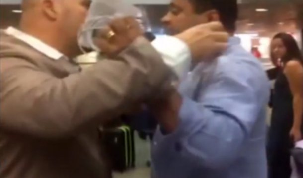 Deputado federal Weverton Rocha (PDT-MA) brigou no aeroporto de Brasília com um eleitor que criticava o parlamentar por ele ter assinado a emenda que prevê penas de seis meses a dois anos de prisão para juízes, procuradores e promotores que cometam abuso de autoridade; "Você viu que a Lava Jato falou que vai todos os promotores renunciarem devido à sua emenda", disse o eleitor, que se identificou como Ricardo; revoltado, ele espremeu um tomate no ombro do congressista; "Se você está protegendo juiz e promotor bandido no Brasil é problema seu", rebateu o parlamentar; veja o vídeo