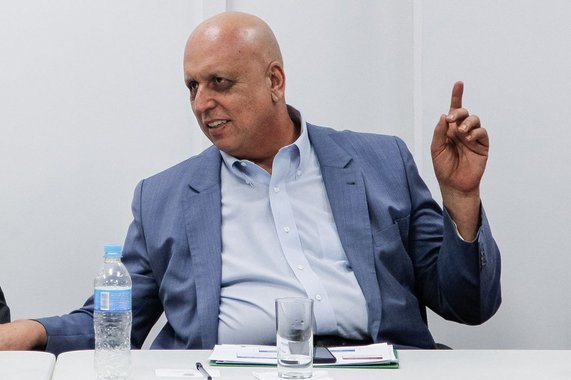 O governo do Rio divulgou que o pagamento dos servidores ativos e inativos referente ao mês de outubro será pago de maneira escalonada, em sete parcelas, a partir do dia 16 de novembro (quarta-feira); no entanto, calendário só será cumprido caso não ocorram “novos bloqueios das contas do Estado”; trabalhadores da educação e segurança já receberam os salários