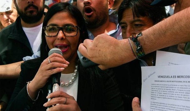 A chanceler venezuelana Delcy Rodriguez, representante do governo de Nicolás Maduro, chegou nesta manhã a Buenos Aires com a intenção de participar da reunião do Mercosul e, segundo ela, houve um boicote ao seu país - que foi suspenso formalmente do Mercosul após iniciativa e influência do chanceler brasileiro, José Serra; "Há um golpe de Estado em curso no Mercosul. Se não deixarem a gente entrar pela porta, nós entraremos pela janela", disse a representante de Caracas; confira vídeo do momento em que ela é impedida de entrar na reunião