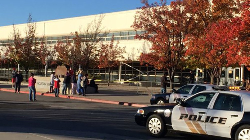 Um suspeito esfaqueou cinco estudantes dentro do vestiário masculino de uma escola de Utah nesta terça-feira usando a arma em si próprio em seguida, disseram autoridades da escola