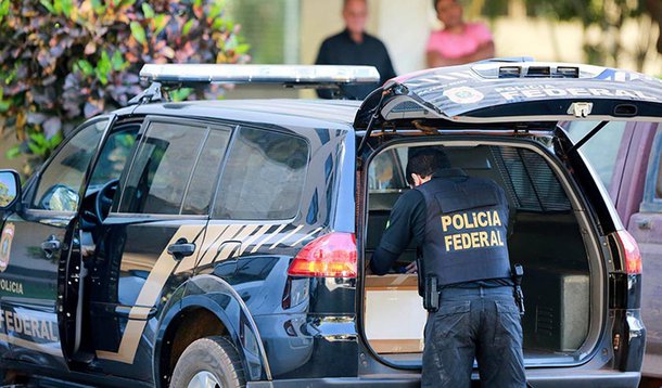 Polícia Federal (PF) deflagrou a Operação Compensação para desarticular uma quadrilha que teria causado prejuízos da ordem de R$ 10 milhões aos cofres públicos; segundo a PF, o rombo, porém, pode resultar em um impacto de até 37 milhões ao INSS; agentes cumprem mandados contra servidores do INSS, empresários e um escritório de contabilidade que estariam envolvidos no esquema