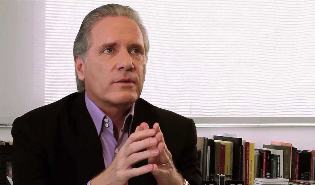 "Eu nunca pensei nessa coisa da política na minha vida. Nunca combinava muito com o um estilo, eu sou uma pessoa um pouco diferente desse mundo político. (sic) Mas, ajudar o país, ajudar a tua nação, se isso for a uma possibilidade, eu posso até pensar no assunto", disse o empresário e ex-apresentador de televisão; Roberto Justus contou que vários partidos estão flertando com ele e que não sabe se disputaria já em 2018 ou outro ano