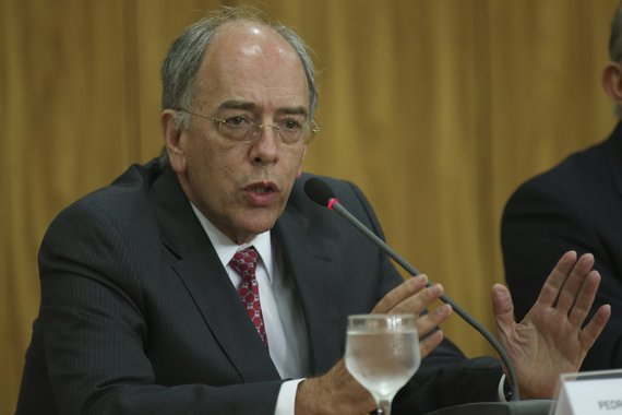 Levantamento semanal realizado pela Agência Nacional do Petróleo (ANP) mostra que, apesar da redução de 3,1% no preços da gasolina nas refinarias, feito pela Petrobras, os preços médios do combustíveis subiram pela segunda semana consecutiva nas bombas; segundo a ANP, o preço médio da gasolina no país foi de R$ 3,681 o litro, contra R$ 3,676 registrado na semana anterior; já preço médio do litro de etanol ficou em R$ 2,814 ante R$ 2,8 na semana anterior; na última semana de setembro, estava em R$ 2,554; política de redução de preço de Pedro Parente reforça déficit nas contas da estatal e não surte efeito no bolso dos brasileiros