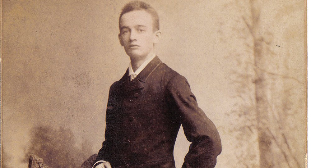 Friedrich Trump deixou sua terra natal e partiu para os Estados Unidos no fim do século 19. Ele migrou por questões econômicas; ele partiu para evitar o serviço militar e não tinha autorização para partir; hoje, presidente eleito dos Estados Unidos, Trump combate os imigrantes