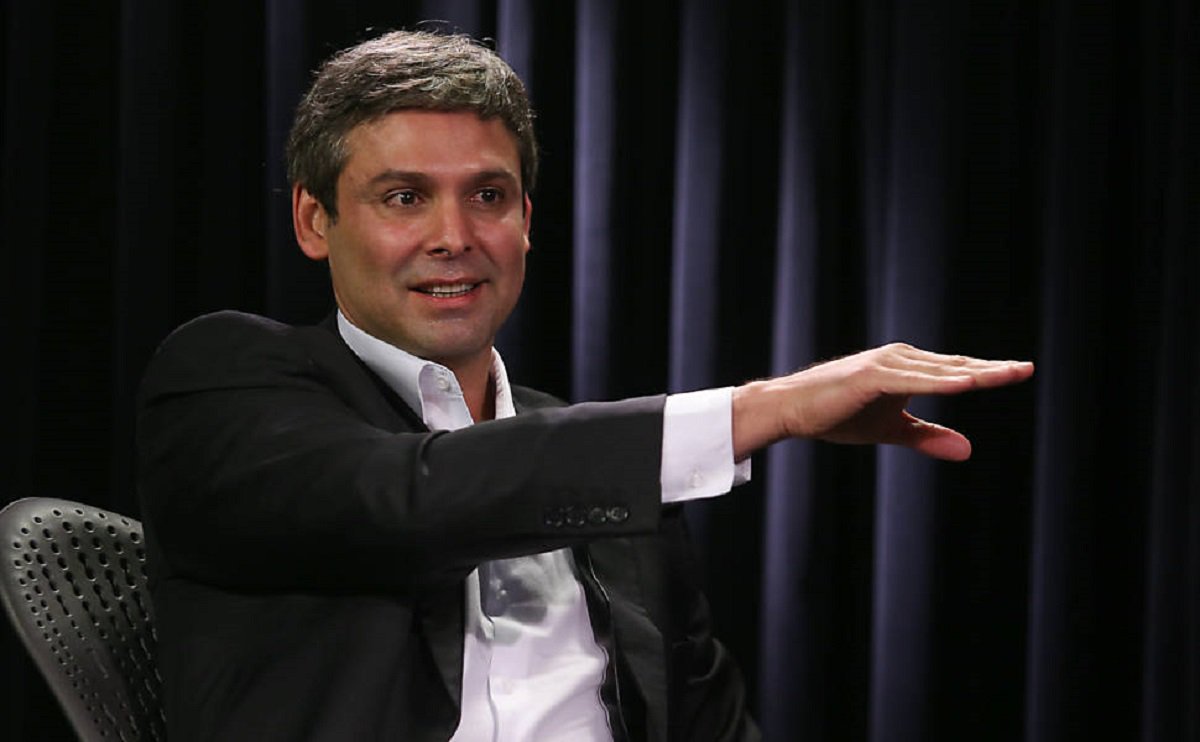 Ativo nas redes sociais, o senador Lindbergh Farias não poupou críticas à licitação para compra de comida para abastecer o avião presidencial. O chamado "Breakfast PR" que tem, entre outros itens, 500 potinhos de sorvete Häagen-Dazs. A postagem do senador destaca o momento de recessão do Brasil e o congelamento dos gastos com políticas sociais em contraponto ao luxo do café da manhã para as viagens do presidente Michel Temer
 