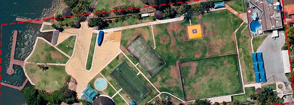 Ladrões e moradores de rua invadiram uma mansão construída em área considerada pública; o proprietário do imóvel, o ex-senador Valmir Amaral, tenta recuperá-lo na Justiça; a casa tem três campos de futebol, estacionamento, heliponto e churrasqueira na beira do lago é pública; em agosto do ano passado, a Agefis cumpriu uma decisão judicial de 2010 e derrubou a cerca, liberando o espaço; a antiga churrasqueira virou um abrigo para moradores de rua; o deck, que servia as lanchas do ex-senador, virou ponto de pescaria; a fiação foi praticamente toda furtada, além de seis televisores e botijões de gás