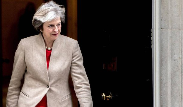 Um discurso nesta terça-feira, 17, a primeira-ministra britânica Theresa May pôs um fim às especulações de que Londres poderia buscar um chamado "Brexit suave"; May afirmou que irá buscar uma parceria igualitária com a UE, mas acrescentou que não adotaria modelos já utilizados por outros países que possuem acordos de livre comércio com o bloco; "Quero ser clara: o que estou propondo não pode significar filiação ao mercado comum", disse