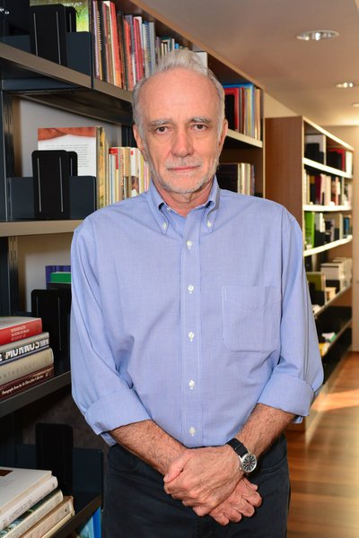 "Por que tão alta?", questiona o economista em artigo no jornal Valor Econômico; Resende afirma que "as altíssimas taxas brasileiras ficaram ainda mais difíceis de serem explicadas diante da profunda recessão dos últimos dois anos", e faz contraponto aos países mais ricos, cujas taxas são bem menores do que as brasileiras