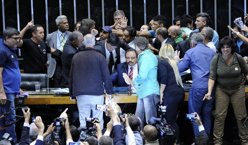 "A cena dantesca que percorreu computadores, celulares e televisões como vírus, de um grupo de extrema direita tomando o Plenário da Câmara dos Deputados, pareceu um mal-acabado filme de terror. É como se fosse um replay horripilante nos capítulos históricos pré-Ditadura, em que parte da classe média se insurgia contra ilusões vendidas a esmo pela mídia e a burguesia à época"; a afirmação é da deputada federal Jandira Feghali (PCdoB-RJ); ela pondera que "essas manifestações contra a democracia e as instituições da República derivam do ambiente de intolerância, ódio e violação da Constituição brasileira"; para a parlamentar, "a grande mídia e o Parlamento, além de agentes públicos de outros poderes têm responsabilidade sobre isso"