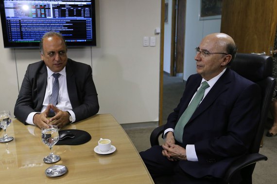 Para sanar um déficit que deve chegar a R$ 26,132 bilhões em 2017, o Estado vai receber dois empréstimos de cerca de R$ 6,5 bilhões, tendo como garantias a privatização da Companhia Estadual de Águas e Esgotos do Rio de Janeiro (Cedae) e uma antecipação de receitas de royalties do petróleo; o governo estadual terá de cortar gastos e aumentar a receita; o governador Luiz Fernando Pezão e o ministro Henrique Meirelles anunciaram a assinatura do termo de compromisso após reunião com Michel Temer