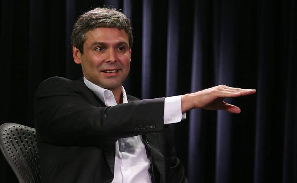 Ativo nas redes sociais, o senador Lindbergh Farias não poupou críticas à licitação para compra de comida para abastecer o avião presidencial. O chamado "Breakfast PR" que tem, entre outros itens, 500 potinhos de sorvete Häagen-Dazs. A postagem do senador destaca o momento de recessão do Brasil e o congelamento dos gastos com políticas sociais em contraponto ao luxo do café da manhã para as viagens do presidente Michel Temer
 