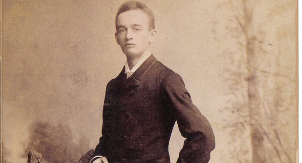 Friedrich Trump deixou sua terra natal e partiu para os Estados Unidos no fim do século 19. Ele migrou por questões econômicas; ele partiu para evitar o serviço militar e não tinha autorização para partir; hoje, presidente eleito dos Estados Unidos, Trump combate os imigrantes