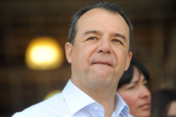 
Em depoimento à PF,  Susana Neves Cabral, que teve três filhos com o ex-governador do Rio Sérgio Cabral (PMDB) e é prima do senador Aécio Neves (PSDB-MG), afirmou que recebia de R$ 5 mil a R$ 20 mil por mês de seu ex-marido como uma pensão informal; segundo ela, o pagamento era feito por Carlos Bezerra, apontado como um dos integrantes do esquema liderado pelo peemedebista que desviou R$ 340 milhões; juiz Marcelo Bretas apontou Susana como a pessoa que "seria direta e constantemente beneficiada com vultosas transferências de valores, ao que parece obtidos pela atuação ilícita da Organização Criminosa (ORCRIM) descrita"
