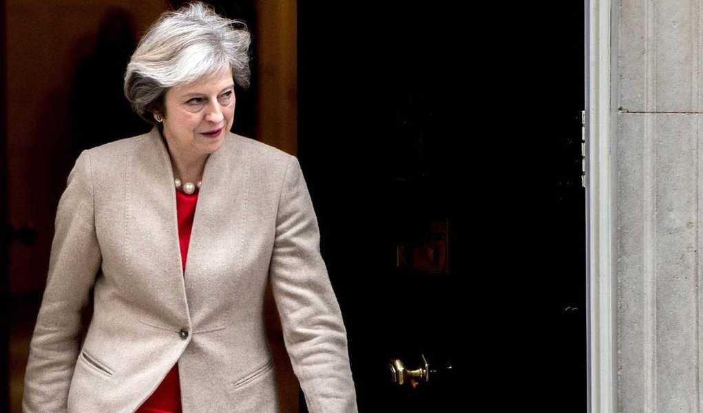 Um discurso nesta terça-feira, 17, a primeira-ministra britânica Theresa May pôs um fim às especulações de que Londres poderia buscar um chamado "Brexit suave"; May afirmou que irá buscar uma parceria igualitária com a UE, mas acrescentou que não adotaria modelos já utilizados por outros países que possuem acordos de livre comércio com o bloco; "Quero ser clara: o que estou propondo não pode significar filiação ao mercado comum", disse