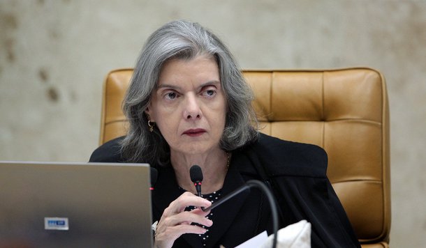 Em visita surpresa neste sábado, a presidente do Conselho Nacional de Justiça e do Supremo Tribunal Federal, ministra Cármen Lúcia, constatou superlotação no Complexo Penitenciário da Papuda, em Brasília; ela observou no local os mesmos problemas que atingem a maioria dos presídios brasileiros, como além de superlotação, carência de servidores e prestação precária de serviços; a ministra registrou locais onde mais de 3 mil pessoas ocupam alas com capacidade para apenas 1,4 mil vagas; no Centro de Detenção Provisória, 4 mil presos dividem o espaço destinado a 1,6 mil vagas